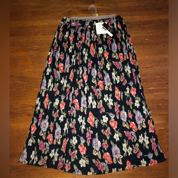Requirements Dresses & Skirts - Vintage - Floral Print Skirt - Requirements - Size Medium - New With Tags